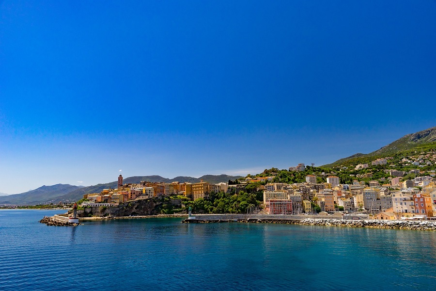 Top 5 des villes incontournables en Corse cet automne